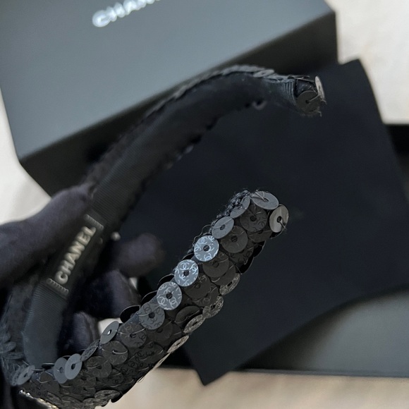 Auth Chanel 23C Sequin CC Logo Black Headband - Excellent condition - Picture 5 of 6